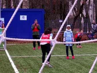 Mädchen an den Ball ist ein kostenfreies, regelmäßig stattfindendes Fußballprogramm für Mädchen in München, Augsburg, Bochum und Dortmund. Ziel ist es, niederschwellige und breitensportbetonte Angebote nur für Mädchen zu schaffen.  