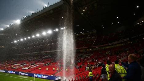 Ein heftiges Gewitter har das Old Trafford in Manchester geflutet