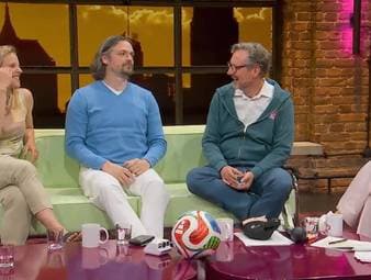Der deutsche Arzt und Fernsehmoderator Eckart von Hirschhausen spricht beim MagentaTV-Format "Breakfast Club" über die Auswirkungen von Hitze auf den menschlichen Körper. Dabei zieht er einen interessanten Vergleich zur ikonischen Mittelfinger-Geste von SPORT1-Experte Stefan Effenberg.