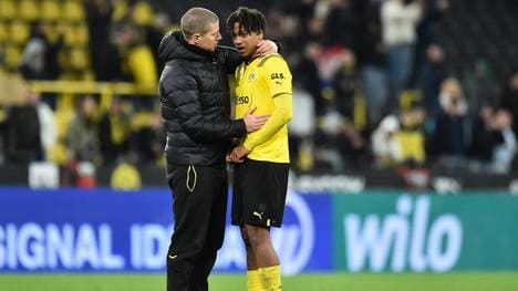 BVB-U19-Coach Mike Tullberg (l.) Filippo Mané trösten