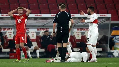 Schäfer sieht für sein Foul die Rote Karte