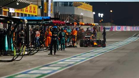 Beim Großen Preis von Katar müssen die Autos mindestens dreimal in die Box