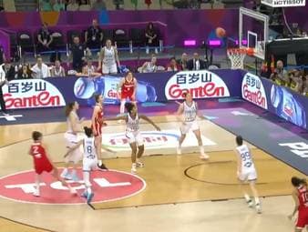 Im Viertelfinale der Basketball-EM der Frauen entscheidet Italien eine Nervenschlacht gegen die Türkei in der Overtime für sich. Zuvor jubeln die Türkinnen über einen Buzzer Beater.