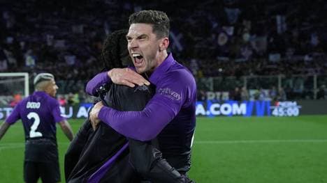 Robin Gosens feiert mit Florenz den Sieg über Juventus