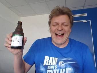 Der FC Schalke 04 hat den Aufstieg in die Fußball-Bundesliga geschafft. Youri Mulder, Direktor Profifußball, ist im SPORT1 Doppelpass zugeschaltet und von der Feier immer noch leicht gezeichnet.