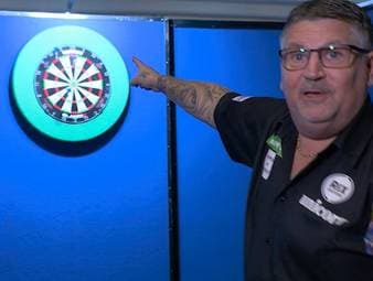 Gary Anderson wirft im Aufwärmbereich vor der Partie gegen Michael van Gerwen den 9-Darter und freut sich sichtlich über das perfekte Leg.