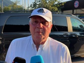 Das Thema um einen möglichen Abgang von Michael Olise hielt sich lange rund um den FC Bayern. Von Ehrenpräsident Uli Hoeneß gab es nun nochmal eine deutliche Absage an mögliche Interessenten.