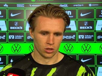 Beim Spiel zwischen Wolfsburg und dem FC Bayern sorgte eine Elfmeter-Szene für Gesprächsstoff. Vor Harry Kanes verschossenem Strafstoß war in den TV-Bildern zu sehen, wie Wolfsburgs Jeanuel Belocian den Elfmeterpunkt bearbeitete. Das sagen die Wolfsburger dazu.