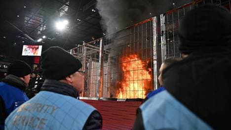Im Gästeblock ist ein Feuer entfacht