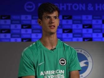 Für 22 Millionen Euro wechselt Chema Andrés vom VfB Stuttgart zu Brighton. Bei seiner Vorstellung bedankt sich der Spanier bei den Schwaben und reagiert auf Vergleiche mit Landsmann Rodri.