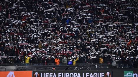 Die Eintracht-Fans mit einer Choreo während eines Europa-League-Spiels