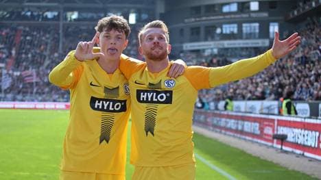 Der SV Elversberg jubelt nach einem 7-Tore-Spektakel am Millerntor