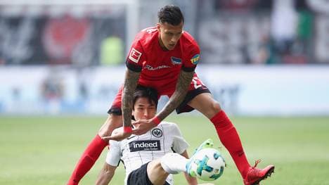 Makoto Hasebe sah für einen Ellenbogenschlag gegen Davie Selke die Rote Karte