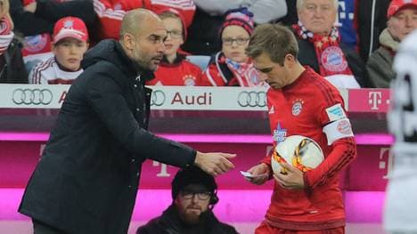 Pep Guardiola (l.) gibt Philipp Lahm seinen Taktik-Zettel