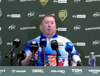 Mit seinem Auftritt in der ersten Runde leitete Kult-Spieler Ricky Evans die Weihnachtszeit offiziell ein. Auf der anschließenden Pressekonferenz kommt der Engländer ins Philosophieren - besonders, was die Kulinarik betrifft. Auch zu seiner Mutter und zu seiner Freundin äußert er sich.