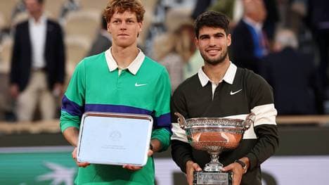 Carlos Alcaraz (r.) rang Jannik Sinner in einem epischen Finale nieder