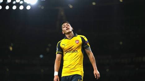 Mesut Özil wurde nach dem Spiel gegen den FC Bayern von den eigenen Fans kritisiert