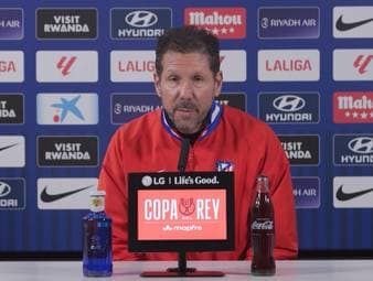 Atletico-Trainer Diego Simeone entschuldigt sich für seine Aktion im Halbfinal-Spiel der spanischen Supercopa gegen Real Madrid bei Florentino Perez und Vinicius Junior und lobt den FC Barcelona.