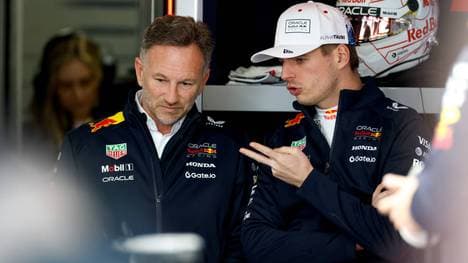 Max Verstappen (r.) im Gespräch mit Teamchef Christian Horner