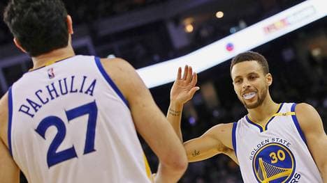 Zaza Pachlia ist Teamkollege von Stephen Curry (hinten) bei den Golden State Warriors