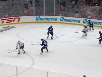 Die Edmonton Oilers um den Deutschen Leon Draisaitl treffen auf die Winnipeg Jets, die deutlich besser ins Spiel kommen. Mit Hilfe einer Vorlage von Leon Draisaitl schaffen es aber die Oilers das Spiel zu drehen.