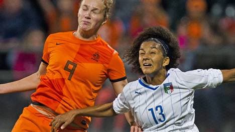 Doppeltorschützin Vivianne Miedema (l.) spielt in der Bundesliga für Bayern München