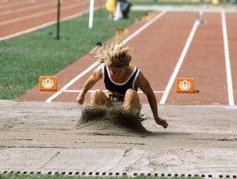 Vor 13 Jahren starb die erste und einzige Weitsprung-Olympiasiegerin Angela Voigt. Sie erlag am 11. April 2013 im Alter von 61 Jahren einer schweren Krankheit.