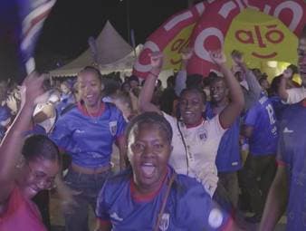 Der WM-Debütant Kap Verde zieht nach einer erfolgreichen Gruppenphase überraschend ins Sechzehntelfinale ein. Dort trifft die Mannschaft nun auf Weltmeister Argentinien. Dieser Erfolg versetzt die Fans in völlige Ekstase.