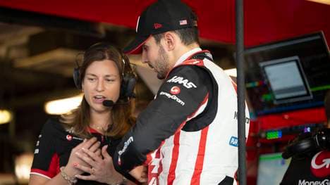 Esteban Ocon und seine Renningenieurin Laura Müller