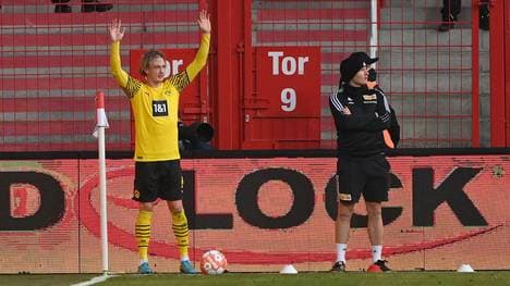 Die Eckbälle von Julian Brandt sorgen bei den BVB-Fans zunehmend für Unmut
