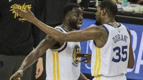 Draymond Green (23) und Kevin Durant (35) liefern sich eine wilde Diskussion