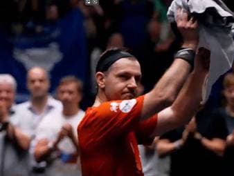 Der deutsche Tischtennis-Star Timo Boll beendet seine große Karriere mit einer Niederlage. Beim Playoff-Finale der Tischtennis-Bundesliga gegen die TTF Liebherr Ochsenhausen wird die Legende von Borussia Düsseldorf dennoch gefeiert.