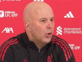 Liverpool-Coach Arne Slot fordert nach dem erneuten Rassismus-Vorfall um Vinicius Jr. ein stärkeres Engagement. Er betont, dass die gesamte Fußballgemeinschaft mehr tun müsse, um Spieler effektiv zu schützen.