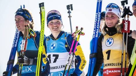 Linn Persson (Nr. 17) zog im Zielsprint an ihrer schwedischen Landsfrau Elvira Öberg (l.) vorbei - und verhinderte deren Triumph in der Massenstart-Gesamtwertung