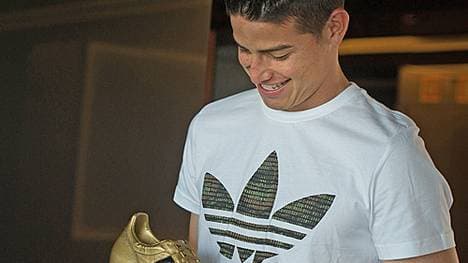 James Rodriguez bewundert seine goldene Trophäe