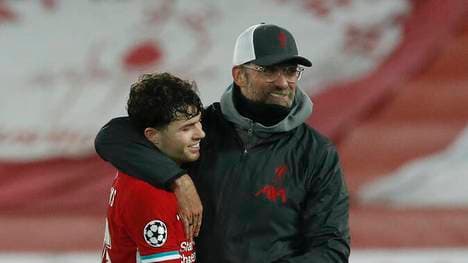 Jürgen Klopp (re.) mit seinem Schützling Neco Williams (li.)