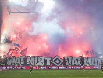 Gewaltige Pyro-Show sorgt für Unterbrechung