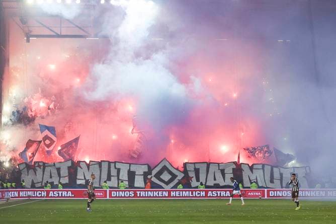 Gewaltige Pyro-Show sorgt für Unterbrechung