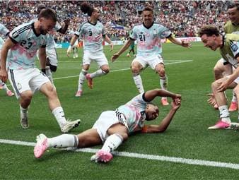 Die Belgier gleichen nach einem 0:2-Rückstand kurz vor Ende der Verlängerung doch noch zum 3:2 aus und schießen sich so ins Achtelfinale.