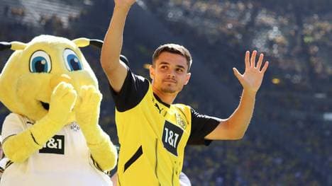 Kjell Wätjen mit Maskottchen Emma am 10 August vor dem Test gegen Aston Villa