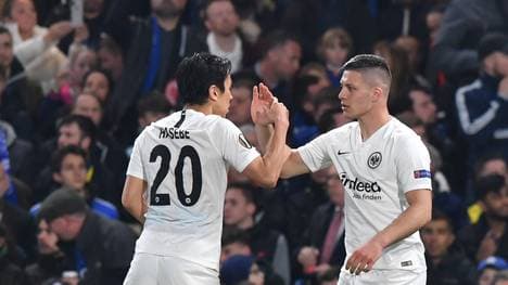 Charity-Auktion: Trikots von Eintracht Frankfurt bringen viel Geld ein, Luka Jovic (rechts) feiert sein Tor gegen den FC Chelsea