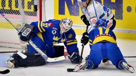 Gustaf Wesslau (l.) schnappt sich den Puck