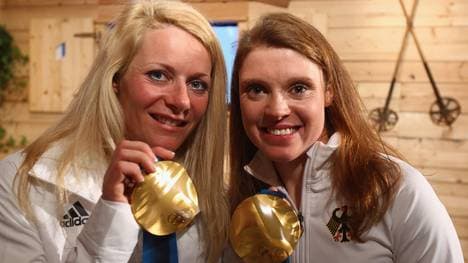 Claudia Nystad (l.) und Evi Sachenbacher-Stehle holten 2010 in Vancouver gemeinsam Olympia-Gold im Teamsprint