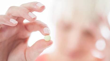 Längstens drei Tage hintereinander und höchstens zehn Tage im Monat sollte man rezeptfrei erhältliche Schmerzmittel ohne ärztlichen Rat einnehmen