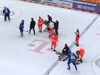 Große Sorge um Ingolstadts Edwin Tropmann nach einem überharten Check von Münchens Fabio Wagner.