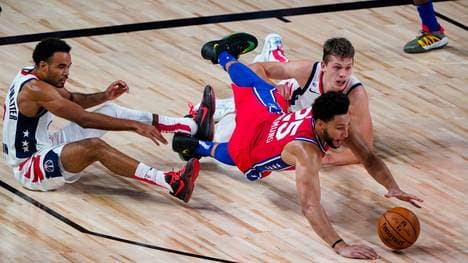 Ben Simmons (vorne) von den Philadelphia 76ers muss operiert werden