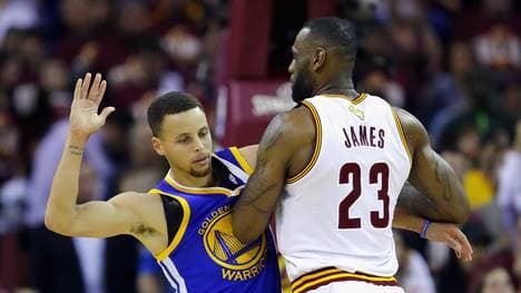 LeBron James (r.) und die Cavs überollten das Team von Steph Curry (l.)