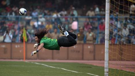 Das Bild von Rene Higuita und seinem Scorpion-Safe ging um die Welt - hier zeigt er ihn in einem Showmatch