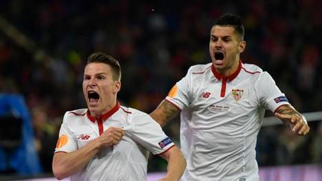 Kevin Gameiro  (l.) feiert seinen achten Treffer in der UEFA Europa League