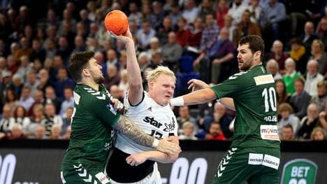 Patrick Wiencek (M.) trifft mit Kiel auf die Füchse Berlin